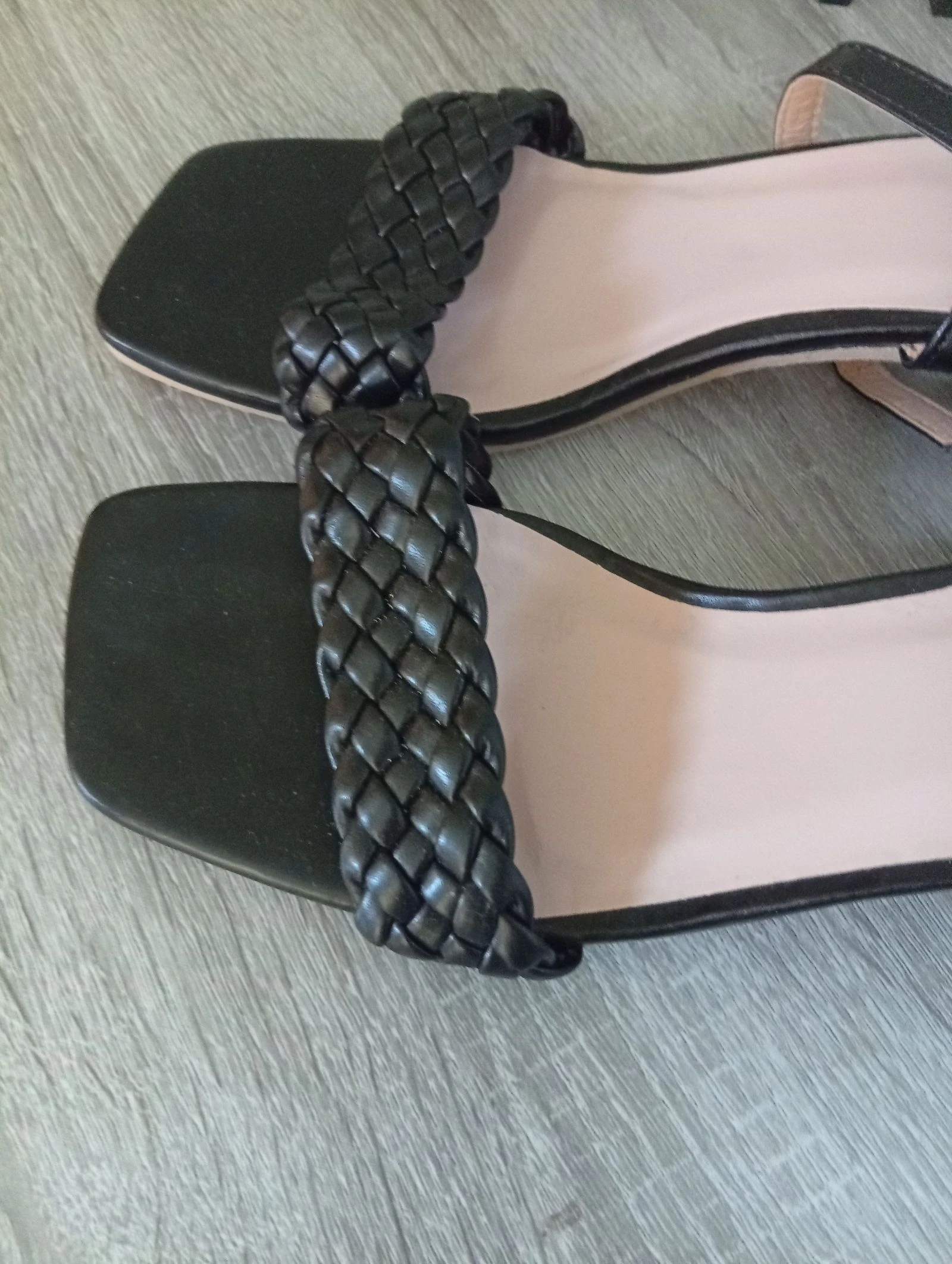 Par de sandalias trenzadas con tacón cuadrado – photo 2